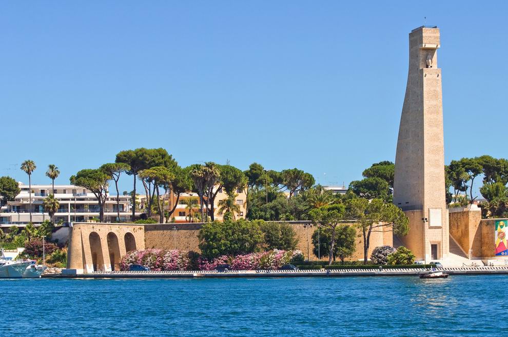 Brindisi Monumento al Marinaio Italia