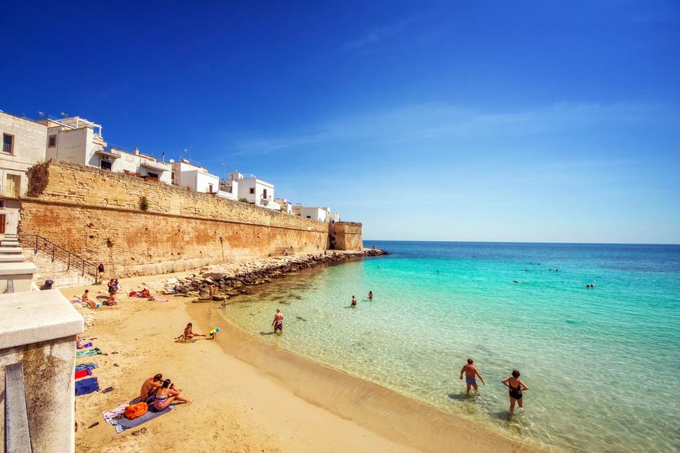 Puglia tengerparti nyaralás - Monopoli beach